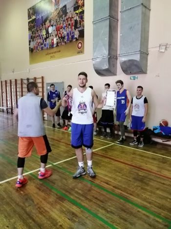 В Красногорском Еманжелинского района состоялся турнир по стритболу в честь Дня физкультурника
