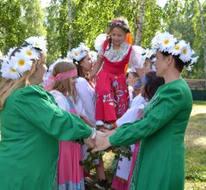 Батуринцы провели для детей и взрослых фольклорный праздник «Троица, Троица, земля травой покроется»