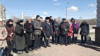 Жители Челябинска почтили память жертв взрыва в метро северной столицы возложением цветов на Ленинградском мосту