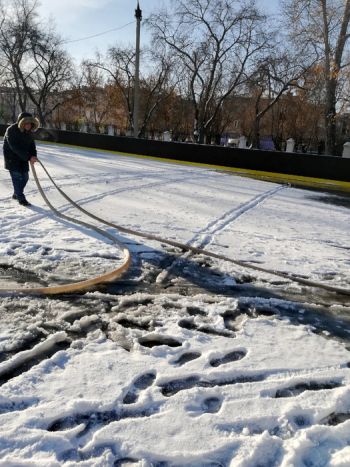 В Еманжелинске начали заливать катки