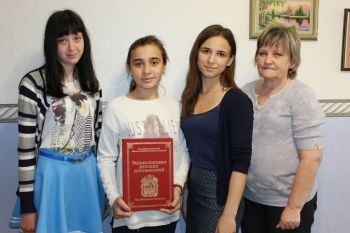 Настя Гильмиева, Георгия Баратова и Дарья Мухлынина со своим педагогом Галиной Валерьевной Крячковой