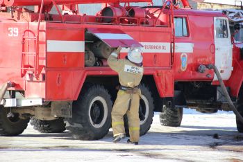 В Еманжелинске сгорели надворные постройки и частично обгорел частный дом