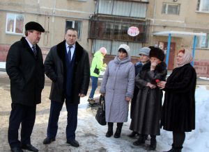 Депутат Госдумы Анатолий Литовченко (слева) во время визита в город лично оценил ремонт-2016