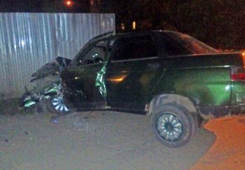 В Еманжелинске пьяный водитель на «десятке» врезался в столб и отлетел к мусорке