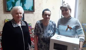 Еманжелинский предприниматель подарила труженице тыла из поселка Красногорского микроволновую печь