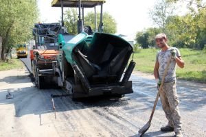 В поселке Зауральском Еманжелинскогорайона ведется асфальтирование Южного проезда