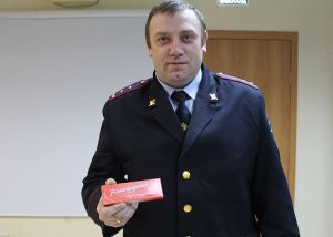 Участковый уполномоченный еманжелинской полиции Иван Сидельников награжден командирскими часами
