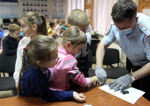 Еманжелинский детский сад «Ромашка» побывал на экскурсии в полиции