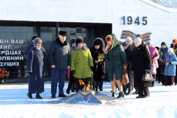 Еманжелинцы возложили цветы к Вечному огню в память о погибших в дни блокады Ленинграда