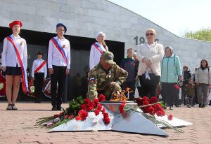 9 Мая сотни еманжелинцев возложили цветы к Вечному огню