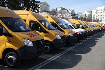 В Челябинской области муниципалитеты получили школьные автобусы, передвижные фельдшерско-акушерские комплексы и автомобили скорой помощи