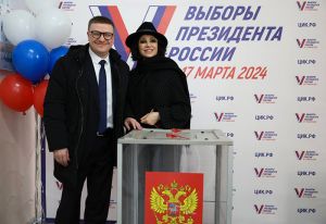 Губернатор Челябинской области Алексей Текслер вместе с супругой проголосовал на выборах Президента России