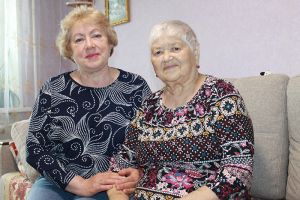 Вера Витальевна Морева (слева) помогает Валентине Платоновне Котоминой во всем