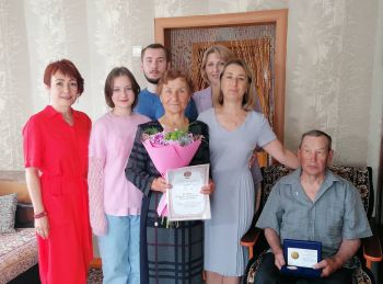 Сегодня супругам Нечеухиным из Еманжелинска вручили медаль «За любовь и верность»