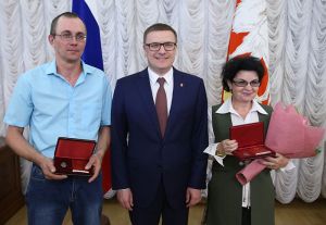 Глава Челябинской области Алексей Текслер вручил государственные и областные награды