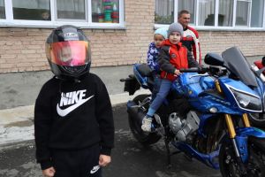 Второй год подряд еманжелинские мотоциклисты поздравляют ребятишек-дошкольников с Международным днем защиты детей