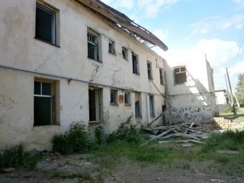 В Еманжелинске сносят расселенный двухэтажный дом на улице Чкалова