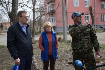 Алексей Текслер провел встречу с жителями Пластовского района, а в Троицке отчитал главу за мусор во дворах