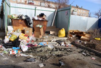 Жители Еманжелинска часто жалуются на переполненные мусорные контейнеры