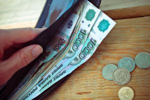 В каких отраслях в России получают самые высокие и самые низкие зарплаты