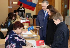 Глава Еманжелинского района Евгений Светлов проголосовал на выборах Президента Российской Федерации