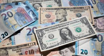 В Еманжелинске из квартиры похитили евро и доллары