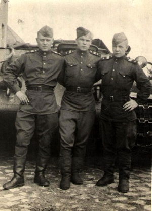 Старший сержант Юрий Семенович Макаров в центре