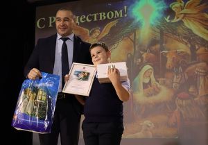 Почти 240 детей вместе со своими родителями и учителями побывали на губернаторской елке в Еманжелинске