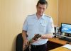 Дмитрий Мухлынин демонстрирует оружие, сданное в полицию в рамках операции 