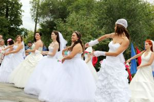 Флешмоб невест - одно из популярных и традиционных в День города