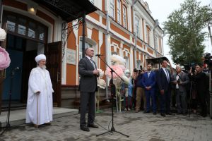 Губернатор Борис Дубровский на открытии медресе.