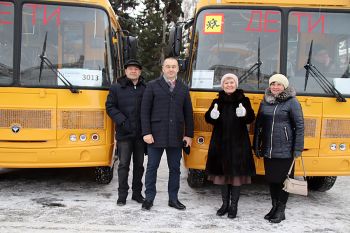 В Еманжелинский район прибыли два новых школьных автобуса, их получили филиал школы № 4 и школа № 14