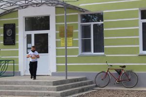 В филиале 9-й школы поселка Красногорского Еманжелинского района завершен капитальный ремонт фасада