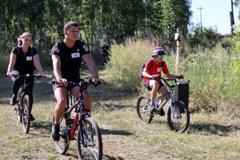 В Еманжелинске в рамках Дня физкультурника прошел семейный велозаезд
