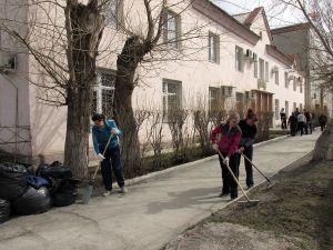 Работники администрации Еманжелинска вышли на субботник 15 апреля