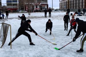 На пруду в городском сквере Еманжелинска состоялся турнир по хоккею в валенках