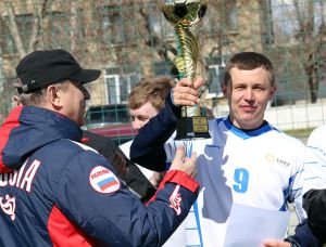 Депутат ЗСО Валерий Филиппов вручает кубок победителя капитану «Динамо ENEX» Антону Афонину