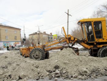 В Еманжелинске работники МП «Горкомсервис» убирают снег с центральных улиц