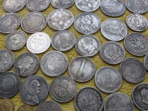 В Еманжелинском районе мужчина продавал фальшивые монеты