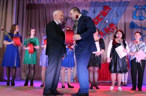 награду получает заслуженный работник культуры, основатель оркестра «Садко» Юрий Яковлев