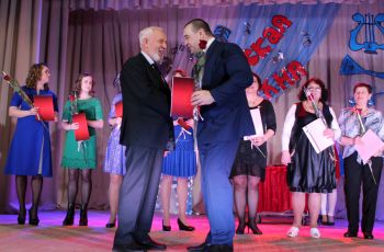 награду получает заслуженный работник культуры, основатель оркестра «Садко» Юрий Яковлев