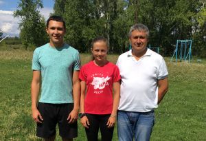 Спортсменка и тренеры на родном стадионе "Труд" в Красногорском