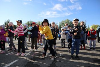 В Еманжелинске общегородская утренняя зарядка собрала в городском сквере детей и взрослых