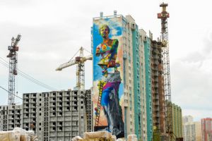В Челябинске 11 крупных граффити украсили фасады жилых домов по Университетской Набережной