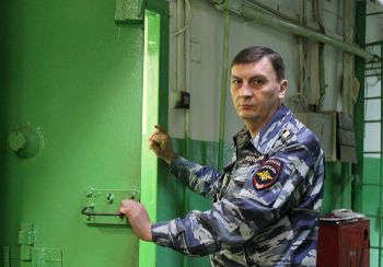 Старшина полиции еманжелинского ОВД Александр Скутин уверен, что каждый сотрудник ИВС должен быть психологом