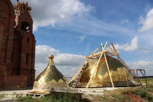 Строящийся в Еманжелинске Сретенский храм увенчают золотые купола