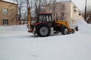 Глава муниципалитета Евгений Светлов поставил задачу не прекращать работу по уборке снега до полной расчистки дорог города и поселков