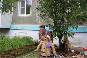 В Еманжелинске коммунальщики поддерживают инициативу жителей по озеленению дворов