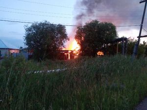 Рано утром 10 июля в Еманжелинске сгорел дом на ул. Строительной