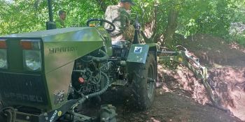 Трактор «Уралец» из Еманжелинска, который в прошлом году отправился на Донбасс, роет окопы, спасая жизни и здоровье бойцов СВО